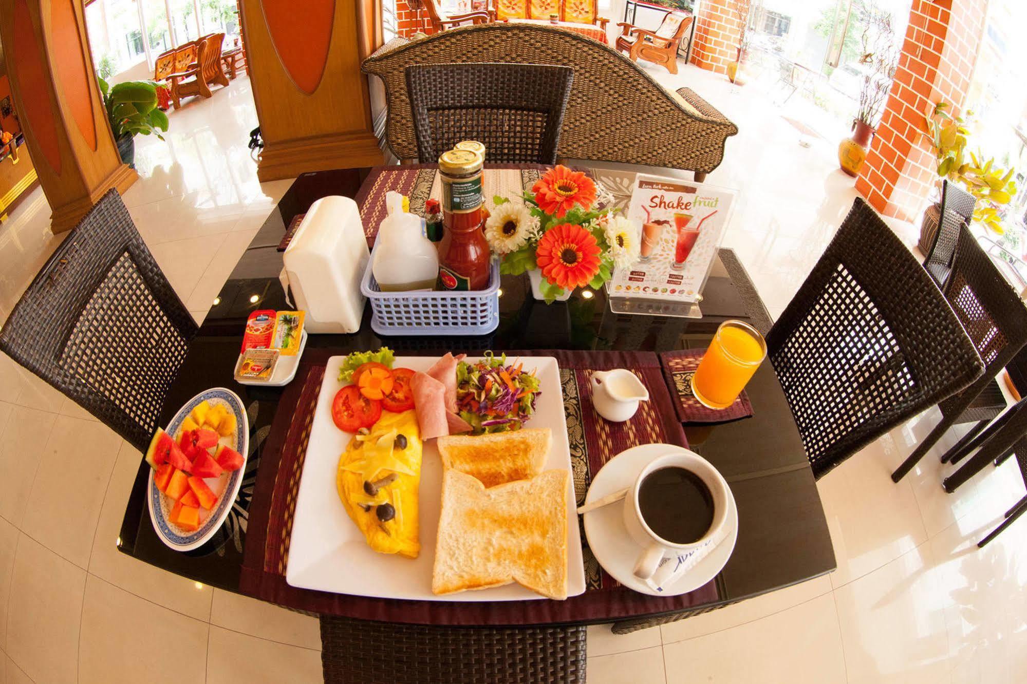 Larn Park Resortel Patong Exterior foto