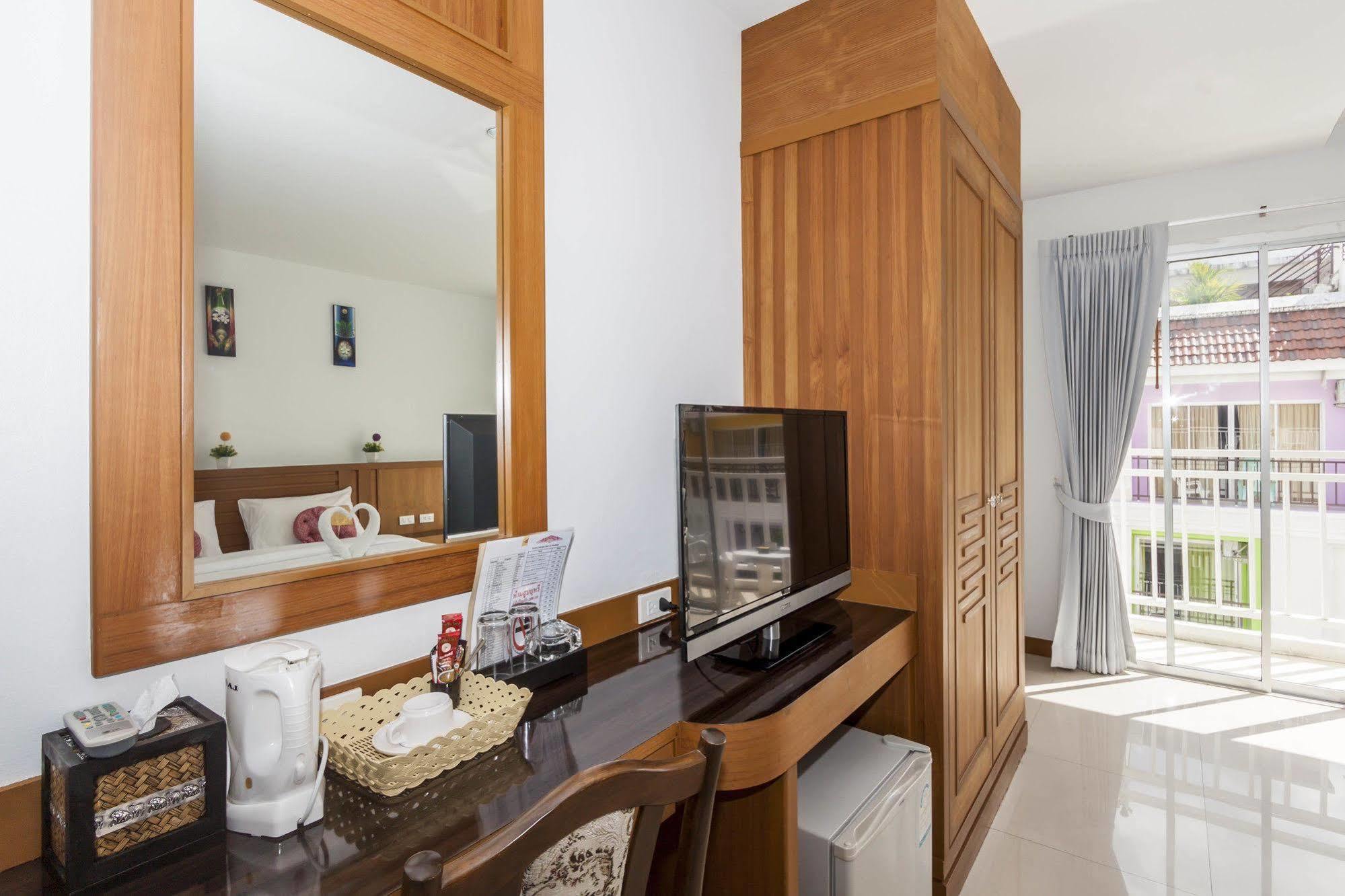 Larn Park Resortel Patong Exterior foto