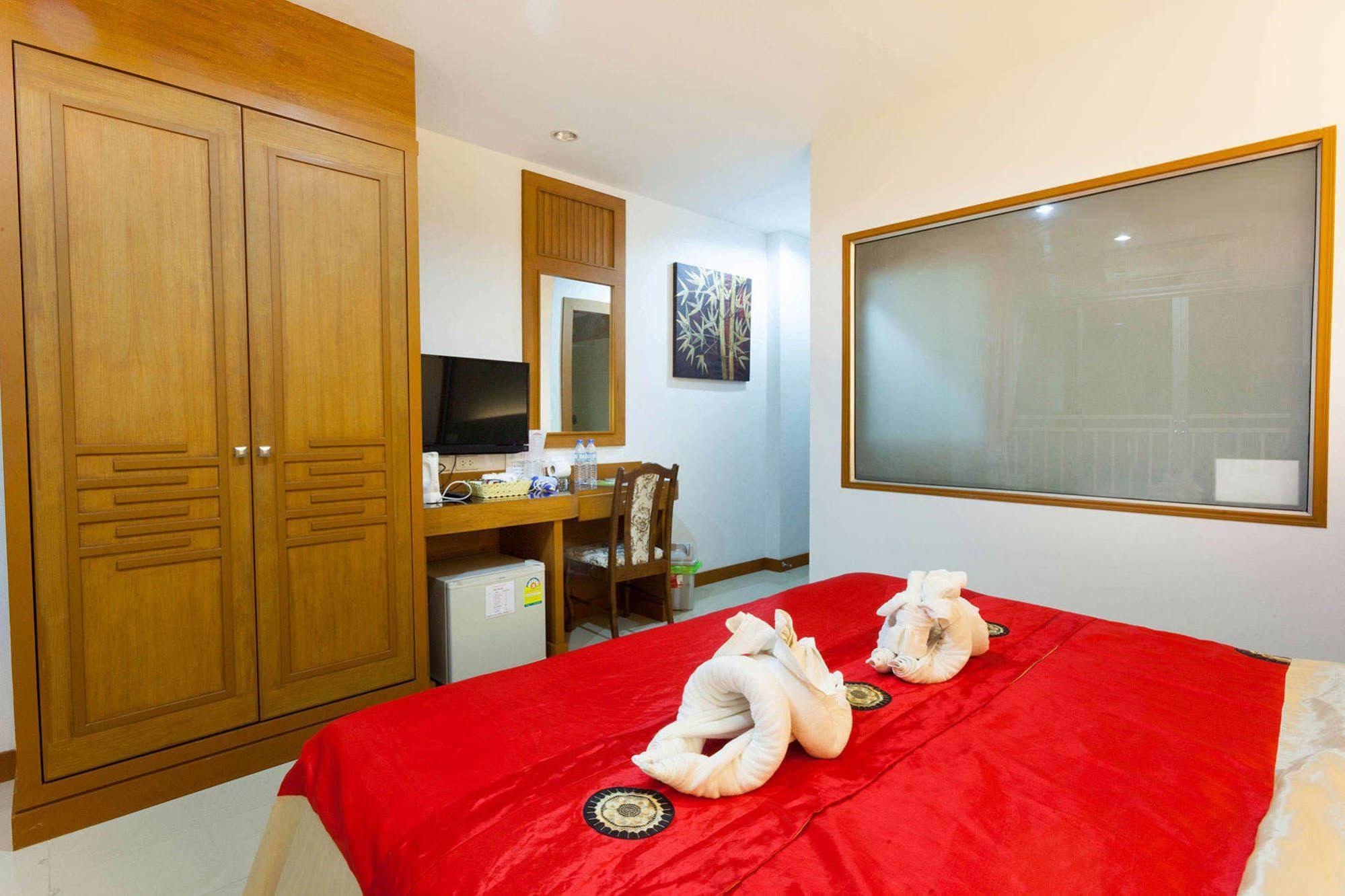 Larn Park Resortel Patong Exterior foto