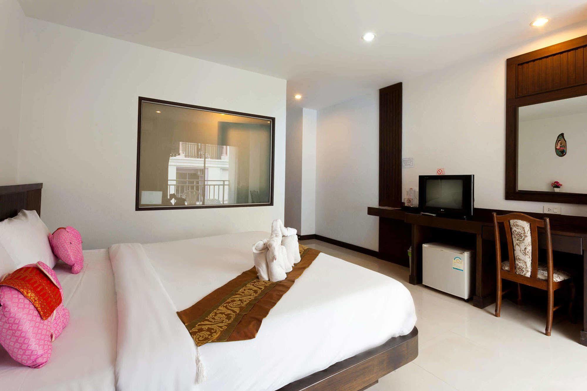 Larn Park Resortel Patong Exterior foto